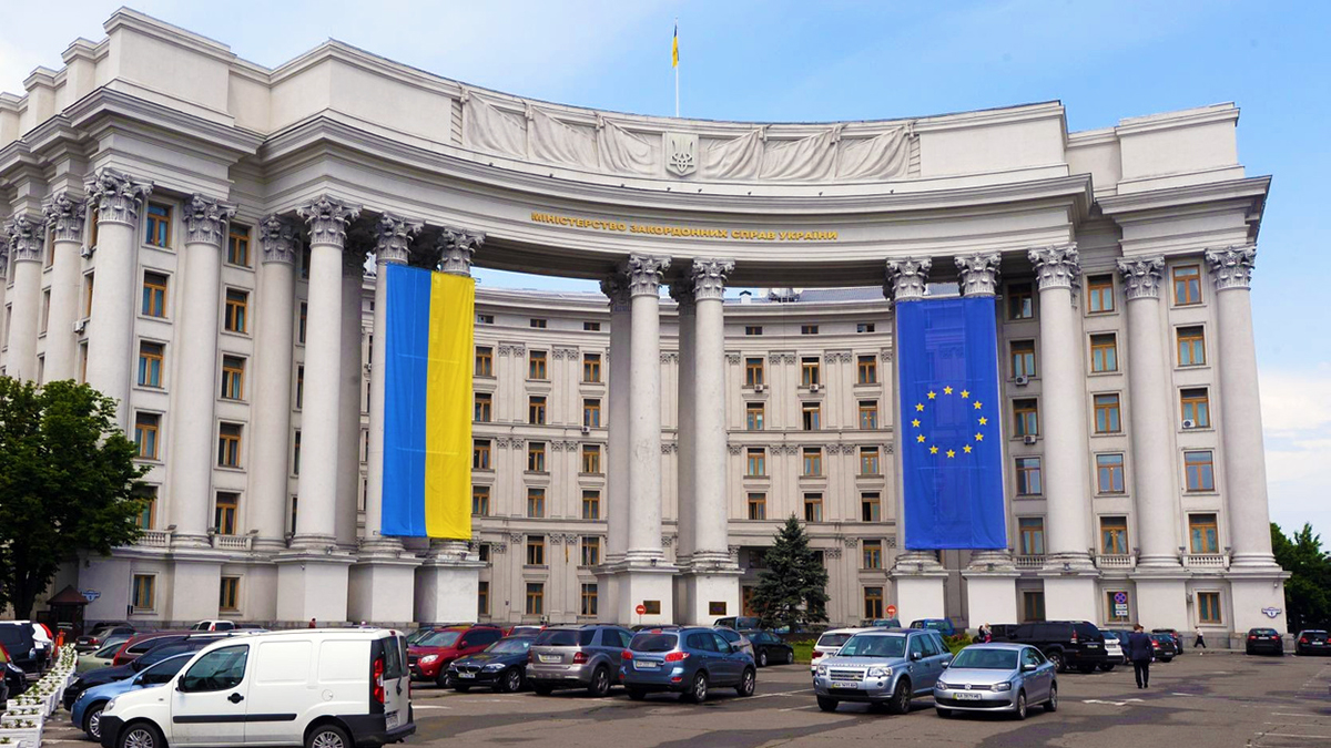 МЗС закликало українців негайно залишити територію РФ